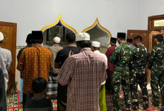 Satgas TMMD Ke-127 Kodim 0827/Sumenep Tarawih Bersama Warga Desa Mandala