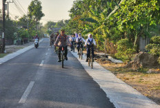 Polisi Ngawi Gowes Bareng Pelajar ke Sekolah, Edukasi Tertib Berlalu Lintas Sejak Dini