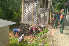 Rapikan Pondasi MWK Masjid Baiturrahman, Satgas TMMD Pastikan Adukan Mengikat Kuat