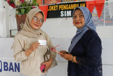 Peringatan Hari Kartini, Petugas Satpas Colombo Berkebaya Sambil Berbagi Coklat ke Pemohon SIM