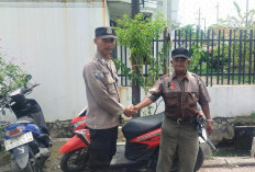 Cegah Curanmor, Bhabinkamtibmas Simokerto Sosialisasi Call Center 110 dan Edukasi Parkir Aman