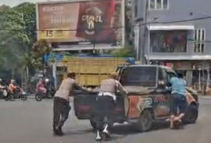 Personel Polsek Bubutan Bantu Dorong Mobil Mogok di Tengah Terik Matahari