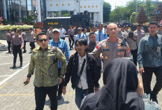 Aksi Massa Tolak MBG di DPRD Jatim Memanas