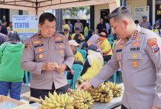 Warga  Makan Bersama dan Dapat Pemeriksaan Kesehatan Gratis di Polsek Sukun