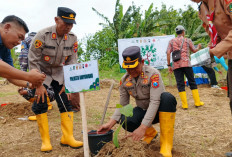 Polresta Banyuwangi Dukung Penanaman Pohon untuk Mitigasi Bencana di Pesanggaran