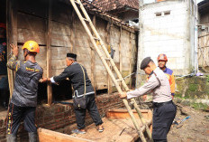 Gotong Royong Polres Ngawi Bantu Bersihkan Rumah Korban Banjir di Sirigan Paron 