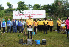 Polresta Malang Kota Tanam Ratusan Pohon di TPA Supit Urang