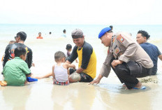 Kapolres Gresik Pantau Pantai Dalegan, Pastikan Keamanan Wisata Air saat Libur Idulfitri