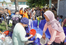 Pemkab Lamongan Salurkan 25 Ribu Liter Air Bersih Atasi Kekeringan di Sarirejo