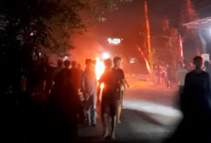 Warga Driyorejo Gresik Hajar Maling Toko Kelontong hingga Babak Belur, Motor Pelaku Dibakar