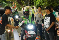 Redam Tensi Pascainsiden Malang, Bonek-Bonita Bagikan Bunga untuk Pengendara Plat N di Jalan Darmo