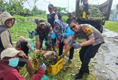 Peduli Lingkungan, Polsek Porong Kerja Bakti Bersih Sungai Bersama Warga