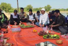Sinergi Ketahanan Pangan, Bhabinkamtibmas Polsek Rungkut Hadiri Panen Raya Udang dan Bandeng di Medokan Ayu