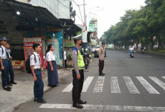 Personel Polsek Sukomanunggal Siaga Atur Arus Lalu Lintas Pagi di Titik Rawan Kemacetan