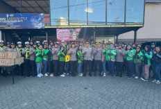 Jumat Berkah Berbagi, Polres Batu Bagikan Paket Bantuan ke Pengemudi Ojol di Hari Jadi Polwan Ke-78