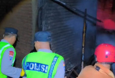 Polisi Ngawi Bantu Padamkan Kebakaran Rumah di Paron