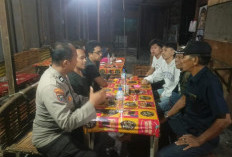 Bhabinkamtibmas Polsek Wiyung Sosialisasikan Call Center 110 saat Sambangi Warga 