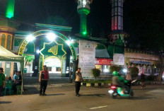 Berikan Rasa Aman, Polsek Rungkut Jaga Kekhusyukan Salat Tarawih di Masjid Al Mustofa