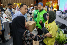 Wali Kota Surabaya Serahkan Santunan Lebaran untuk Anak Yatim hingga Ojol