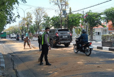 Aspal Licin Pascakecelakaan Truk Stearin di Kebomas Gresik, Polisi Taburkan Serbuk Kayu