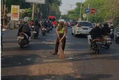 Peduli Keselamatan, Polisi Sigap Tangani Tumpahan Solar di Jalan Raya Buduran