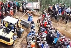 Warga Ngadiwono Pasuruan Gotong Royong Tarik Truk Terperosok Akibat Longsor