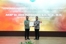 Wali Kota Batu Nurochman Anugerahkan Lencana Emas kepada AKBP Aris Purwanto