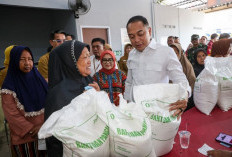 Karang Taruna Bantu Salurkan Beras Bapanas, Wali Kota Eri: Iki Loh Anak Mudanya Surabaya