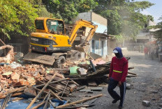 Tujuh Bangunan Liar di Sempadan Sungai Kelurahan Tanjungsari Ditertibkan