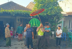 Bhabinkamtibmas Polsek Krian Takziah dan Antar Jenazah Warga hingga Pemakaman