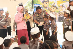 Kapolresta Tuban Ajak Siswa TK Kemala Bhayangkari 68 Belajar Tertib Berlalu Lintas