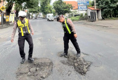 Sering Picu Kemacetan, Satlantas Polres Pasuruan Gerak Cepat Tambal Jalan Darurat