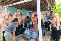 Polisi Ngawi Bersama DWP Salurkan 30.000 Liter Air Bersih untuk Warga Pitu Terdampak Kemarau