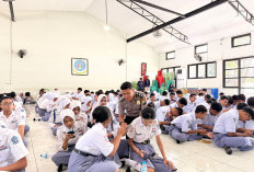 Tingkatkan Literasi Digital, Polresta Sidoarjo Edukasi Pelajar SMK Senopati tentang Bijak Medsos dan AI