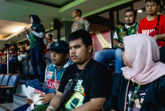 Tiga Bonek Tunanetra Datang Mendukung Persebaya di GBT