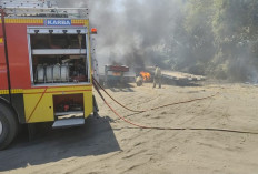 Bakar Sampah Picu Api Merembet ke Gudang Mayjend Sungkono Gresik, Roll Trailer Terbakar