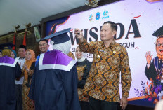 208 Lansia Lamongan Diwisuda, Pak Yes Dorong Tetap Sehat dan Produktif