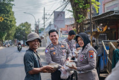 Sentuhan Hangat di Jumat Berkah, Satlantas Polres Jember Bagikan Makanan dan Sembako untuk Warga