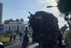 Truk Mogok di Depan Grand Pakuwon, Personel Polsek Tandes Sigap Lakukan Pengaturan Lalin Cegah Kemacetan