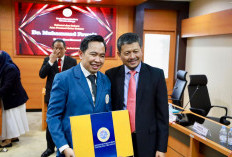 Raih Gelar Doktor Cumlaude di Unair, Gus Fawait: Bantuan Pemerintah Harus Bikin Rakyat Naik Kelas
