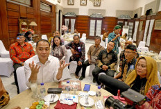 Serahkan SK DKS 2026-2029, Wali Kota Eri Gratiskan Fasilitas Publik untuk Seniman Surabaya