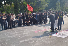 BEM Kampus Aksi di Depan Grahadi Surabaya, Bawa Seruan Agustus Kelam Jatim Melawan