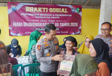 Kapolres Pasuruan Blusukan Bagikan Bansos ke Masyarakat Kurang Mampu di Lumbang