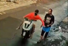 Terekam CCTV, Jambret Bermotor Lexi Putih Gasak Ponsel Warga di Kawasan Makam Peneleh Surabaya