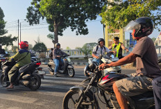 Dekat dengan Pelajar, Kapolres Kediri Bagikan Helm Ingatkan Keselamatan Berkendara