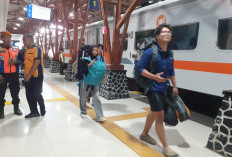 Libur Panjang HUT RI, Ribuan Penumpang Padati Stasiun Blitar 