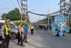 Sambut HUT Ke-81 RI, Polsek Tandes Kawal Pawai Pekerja BMI di Margomulyo