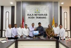 Bupati Tulungagung Serahkan 17 Ton Beras Bantuan untuk Warga Aceh Tamiang