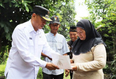 Bedah Rumah di Sumbergempol, Bupati Gatut Sunu Pastikan Warga Tinggal Nyaman