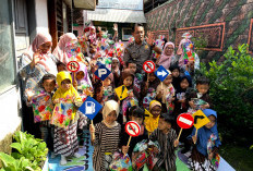 Kapolsek Kediri Kota Ajak Anak-Anak Tertib Berlalulintas dengan Wayang Kardus